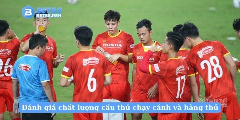 Đánh giá chất lượng cầu thủ chạy cánh và hàng thủ